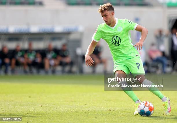 Gian-Luca Waldschmidt of Wolfsburg runs with the ball during the Bundesliga match between SpVgg Greuther Fürth and VfL Wolfsburg at Sportpark Ronhof...