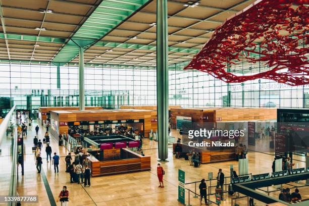 flughafen berlin ber terminal 1 in deutschland - brandenburg gate stock-fotos und bilder
