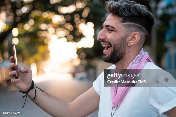 hombre gay sonriente se toma selfie - corte de pelo con media cabeza rapada fotografías e imágenes de stock