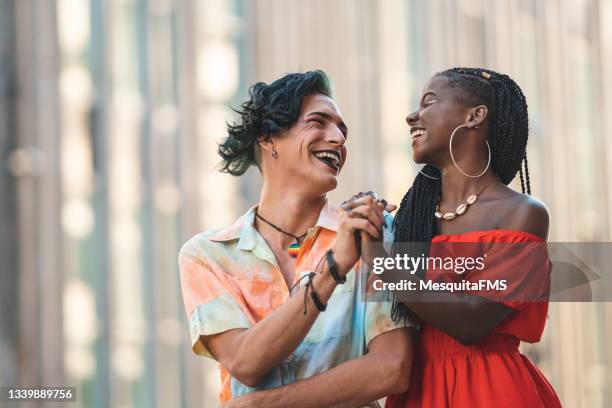 vielfalt - multiracial couple stock-fotos und bilder