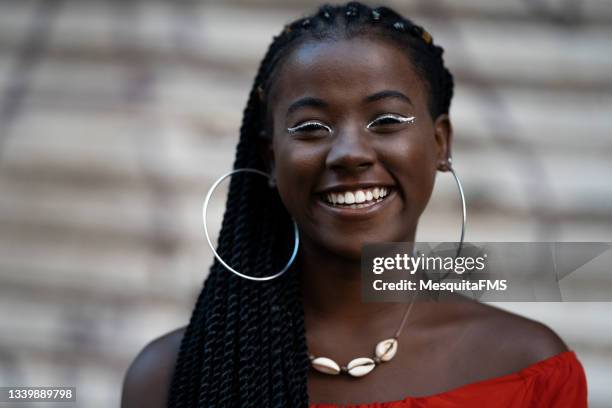 portrait of young afro woman smiling - afroamerikansk kultur bildbanksfoton och bilder