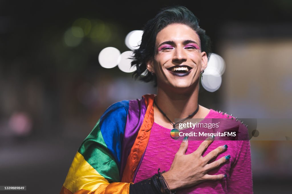 LGBT-Stolz, schwuler Mann mit Der Hand auf der Brust