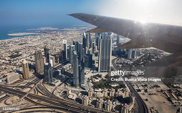 view of dubai from an airplane - perzische golfstaten stockfoto's en -beelden