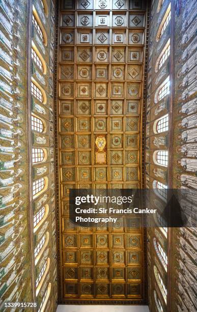 ceiling and medieval mosaics in sant'apollinare nuovo in ravenna, emilia-romagna, italy - rávena fotografías e imágenes de stock