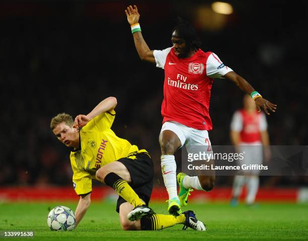 Sven Bender of Dortmund tackles Gervinho of Arsenal during the UEFA Champions League Group F match between Arsenal FC and Borussia Dortmund at...