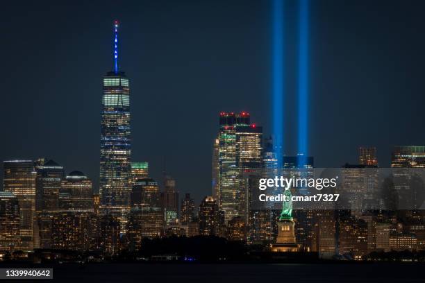 world trade center, tributo a la luz y la estatua de la libertad el 9/11 - 911 new york fotografías e imágenes de stock