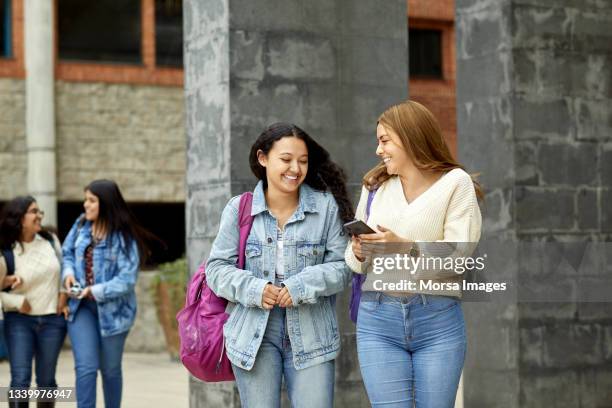 happy students discussing in campus - estudiantes universitarios bogota fotografías e imágenes de stock