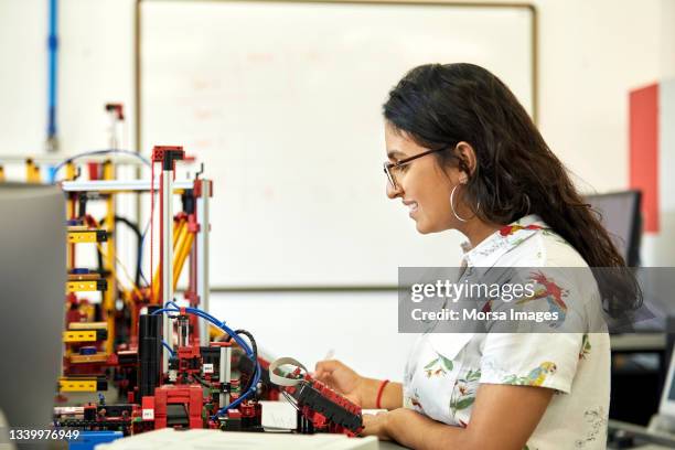 female student looking at model in university - estudiantes universitarios bogota fotografías e imágenes de stock