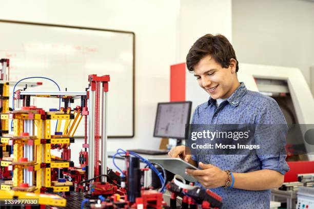 male student learning about model in classroom - estudiantes universitarios bogota fotografías e imágenes de stock