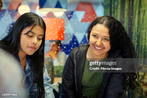 female university students sitting in cafeteria - 19 to 22 years and friends and talking stock pictures, royalty-free photos & images