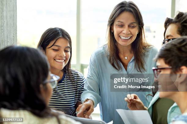 female professor teaching students in classroom - estudiantes universitarios bogota fotografías e imágenes de stock