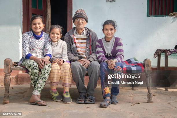 padre e hijas indios sentados juntos - indian slums fotografías e imágenes de stock