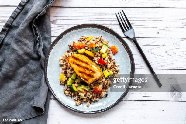 roasted salmon with wild rice and vegetables - fatty acid - fotografias e filmes do acervo