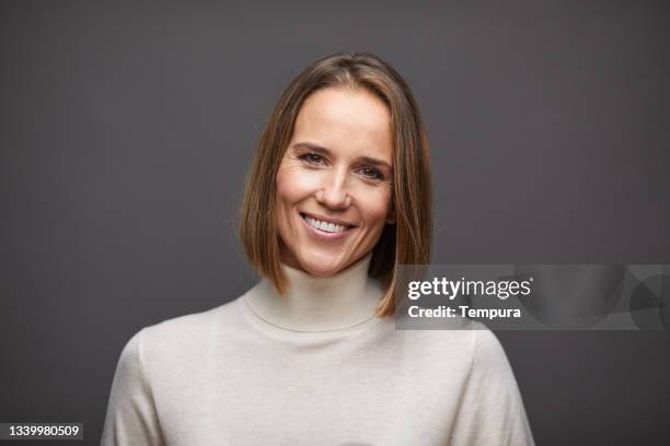 retrato de cabeza de mujer adulta en el estudio - cuello alto fotografías e imágenes de stock
