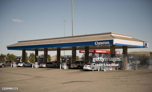 gasolinera chevron. - chevron gasoline station fotografías e imágenes de stock