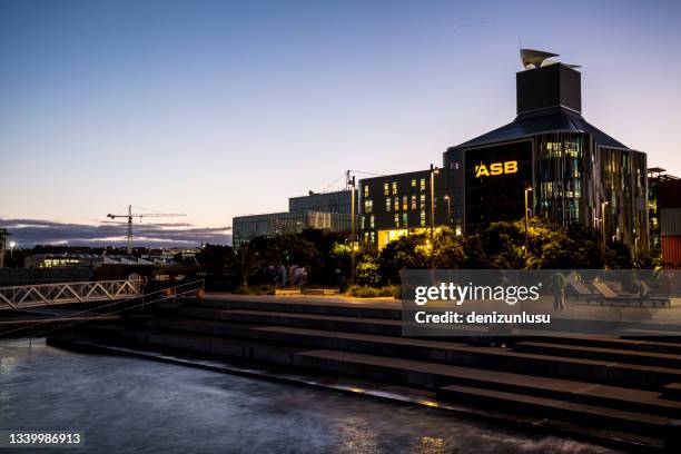 night view of asb building in viaduct harbour in auckland, new zealand - asb tennis center 個照片及圖片檔