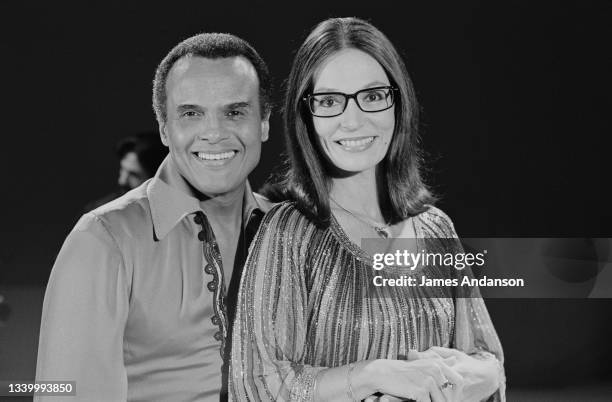 Le chanteur américain Harry Belafonte avec la chanteuse grecque Nana Mouskouri dans l'emission "Numéro 1" de Maritie et Gilbert Carpentier en...