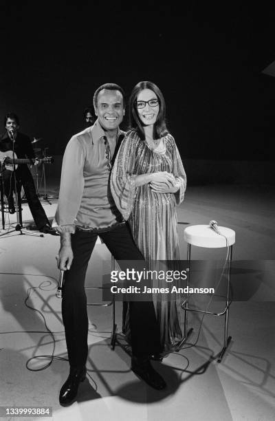 Le chanteur américain Harry Belafonte avec la chanteuse grecque Nana Mouskouri dans l'emission "Numéro 1" de Maritie et Gilbert Carpentier en...