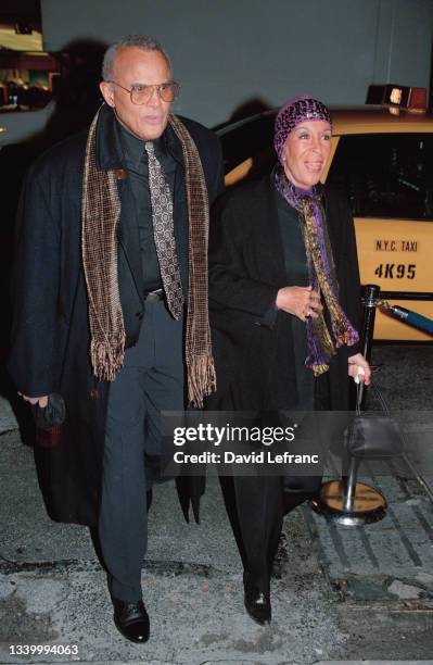 Acteur-chanteur américain et activiste social Harry Belafonte avec sa femme Julie Robinson à New-York.