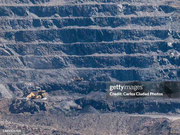 coal extraction in an open pit mine using machinery - mina abierta fotografías e imágenes de stock