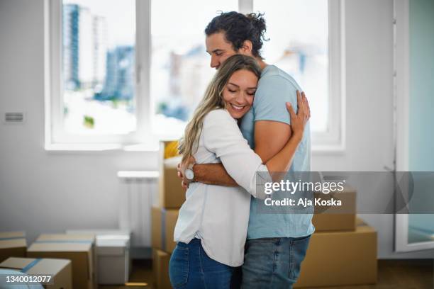 paar zieht in eine neue wohnung. - couple embrace stock-fotos und bilder