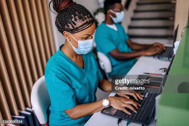 keeping records up to date - nurse station stock pictures, royalty-free photos & images