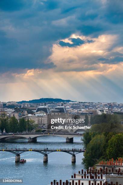 parisian view of the seine with a cloudy sky - pont neuf stock-fotos und bilder