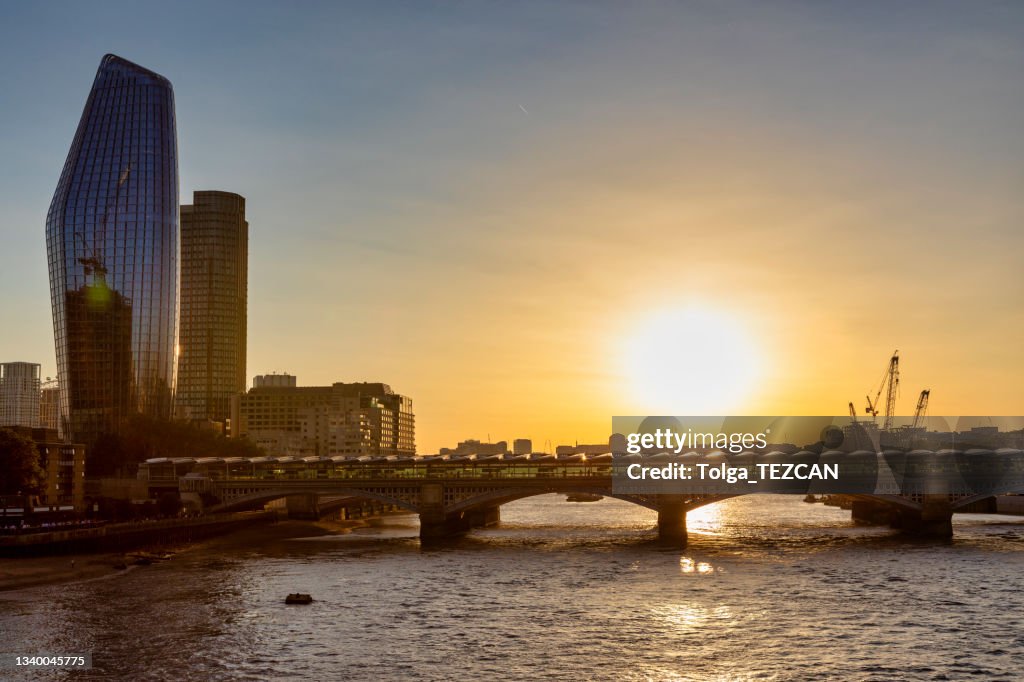 Blackfriars Railway Bridge, One Blackfriars Tower und Themse bei Sonnenuntergang