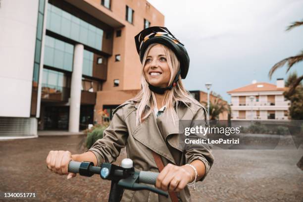 frau pendelt mit dem e-scooter - e scooter stock-fotos und bilder