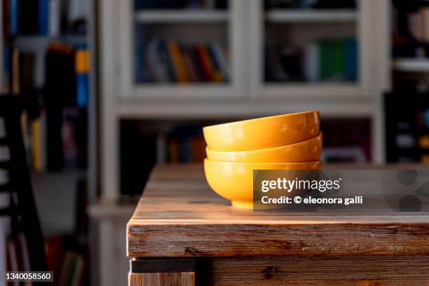 yellow bowls - ciotola vuota foto e immagini stock