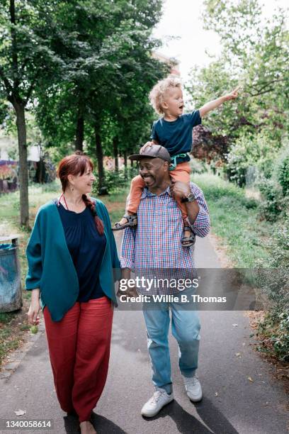 grandparents out walking in park with grandson - b 47 - fotografias e filmes do acervo