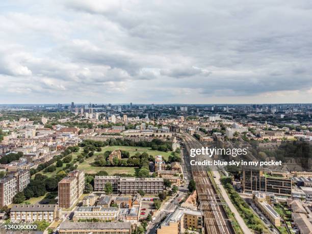 bethnal green,  east london and weavers fields, from a high angle perspective - bethnal green fotografías e imágenes de stock