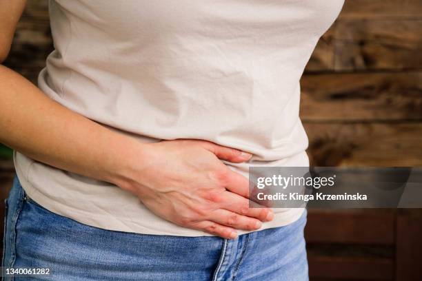 painful stomach - femme main ventre photos et images de collection