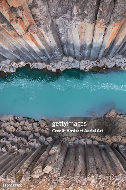 aerial shot looking down on stuðlagil canyon, iceland - desfiladeiro - fotografias e filmes do acervo