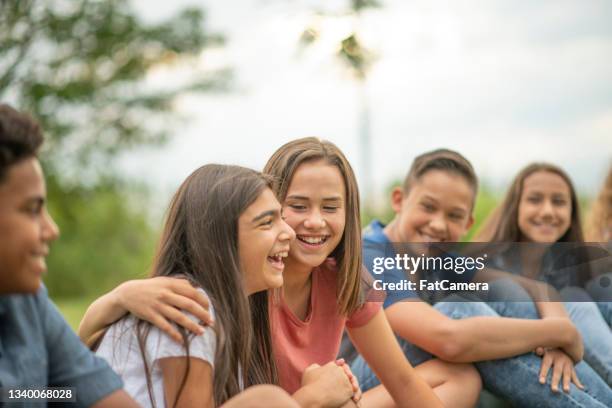 teenage girls hanging out with friends - summer school stock pictures, royalty-free photos & images