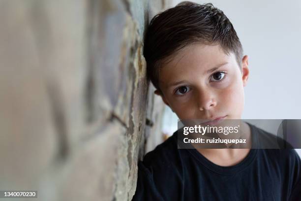 retrato de un niño de 10 años - boy sad fotografías e imágenes de stock