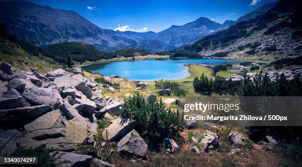 scenic view of lake and mountains against sky,bansko,bulgaria - bansko stockfoto's en -beelden