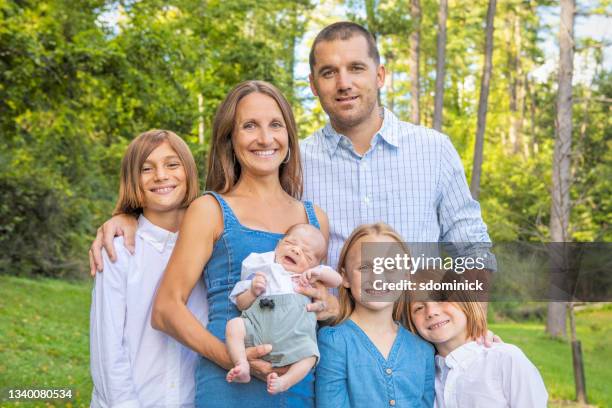 glückliches familienporträt im freien - familie mit vier kindern stock-fotos und bilder