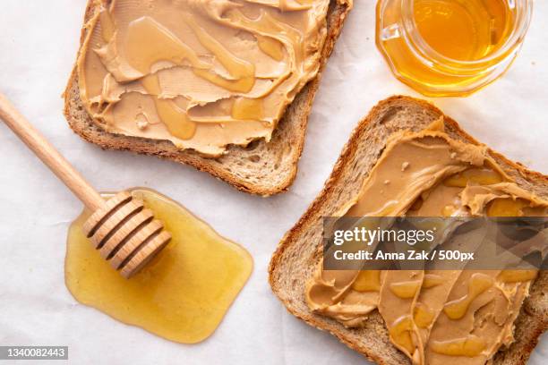 high angle view of honey with peanut butter on table - beurre de cacahuètes photos et images de collection