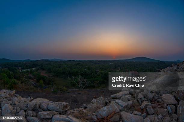clear dusk sky from a hill top - mangalore fotografías e imágenes de stock