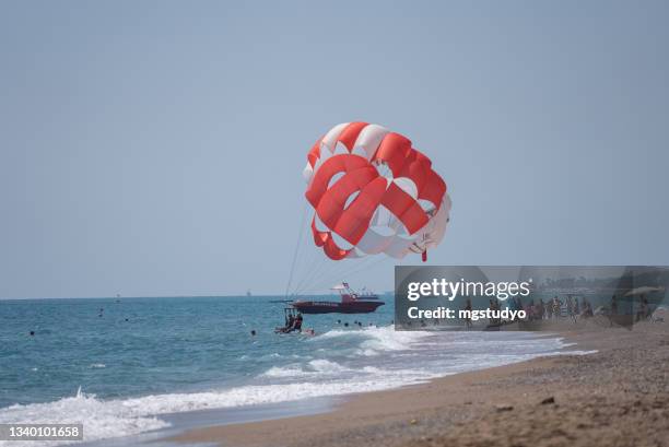 parasailing - water glide stockfoto's en -beelden