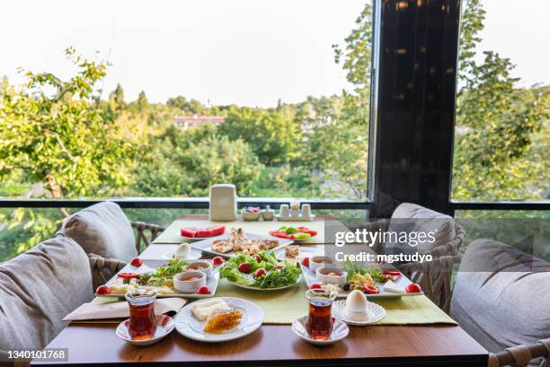 frühstückstisch auf der terrasse des restaurants serviert. - türkei tee stock-fotos und bilder