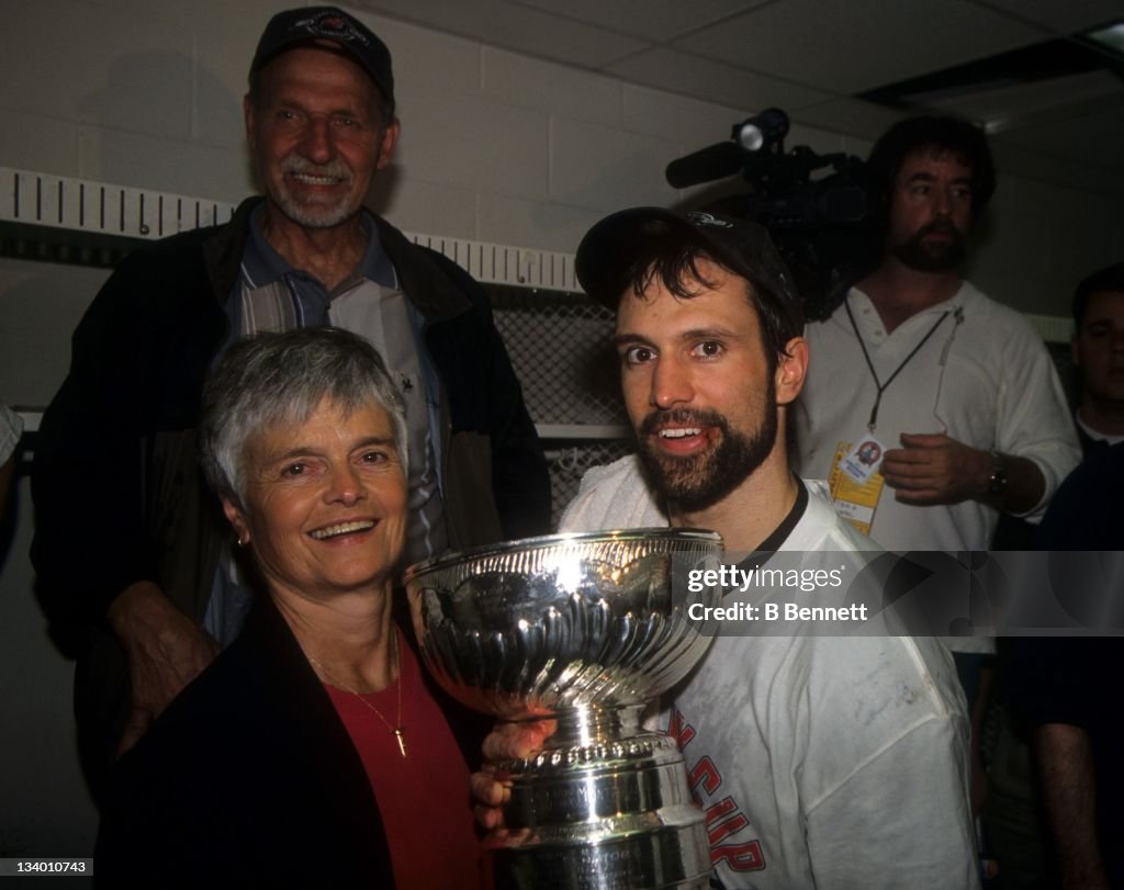 NHL: New Jersey Devils Honor Scott Niedermayer, Down Dallas Stars