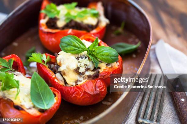 stuffed bell peppers with ground meat and cheese in baked pot - bell pepper stockfoto's en -beelden