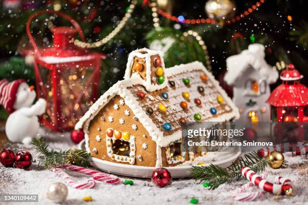 homemade christmas gingerbread house with holiday   decorations, candles, lanterns - speculaashuis stockfoto's en -beelden