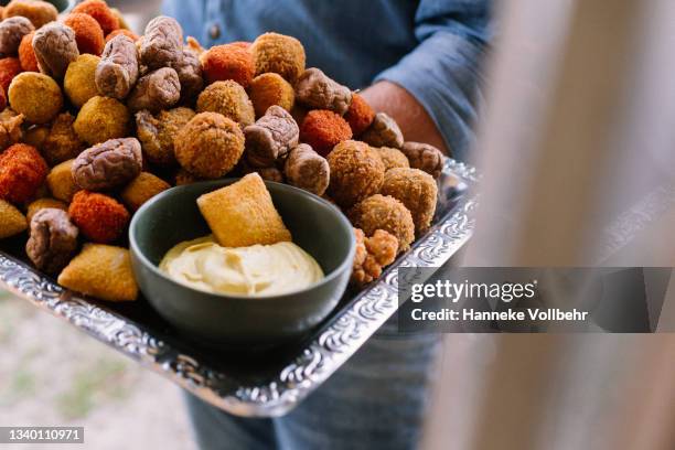 typical dutch snack - frituur stockfoto's en -beelden
