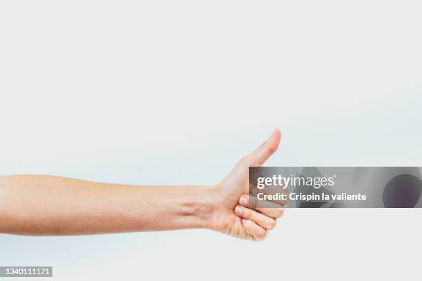 thumb up gesture on white background, close-up - geste de la main photos et images de collection