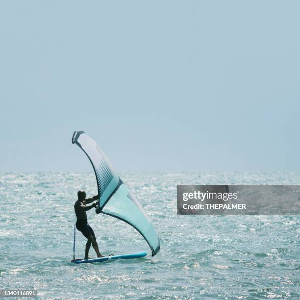 wing foil ist das neueste im boardsport - windsurfbrett stock-fotos und bilder