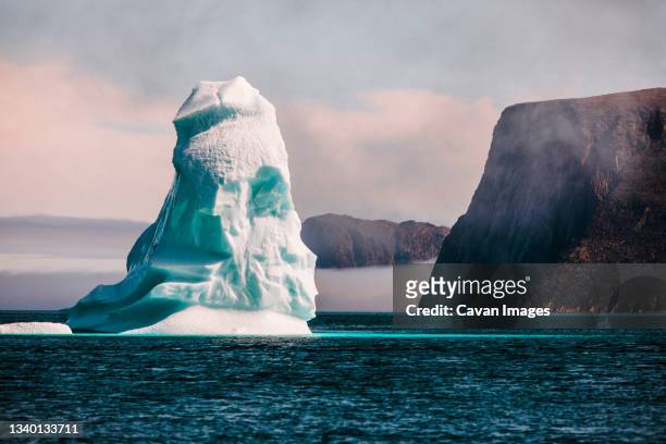iceberg floats in the arctic ocean, baffin island, canada. - nunavut foto e immagini stock