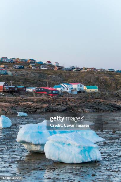 sea ice in the harbor and the city of, iqaluit, canada. - nunavut foto e immagini stock